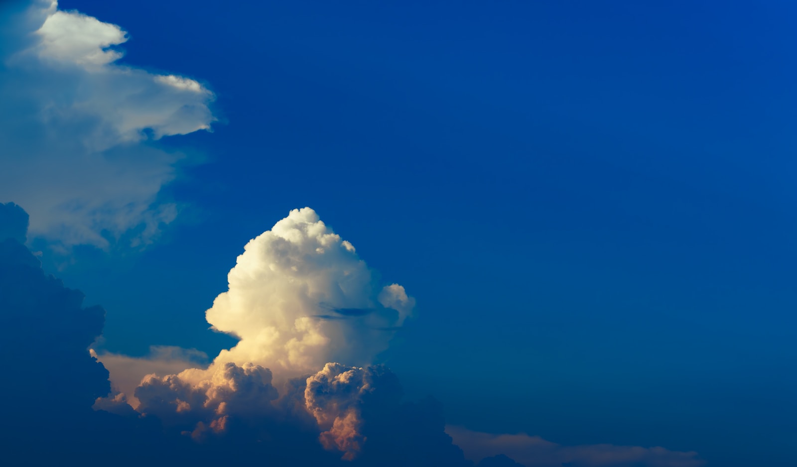 Fluffy white clouds against a bright blue sky. — Azure Container Apps: Sunucusuz Konteyner Yönetimi.