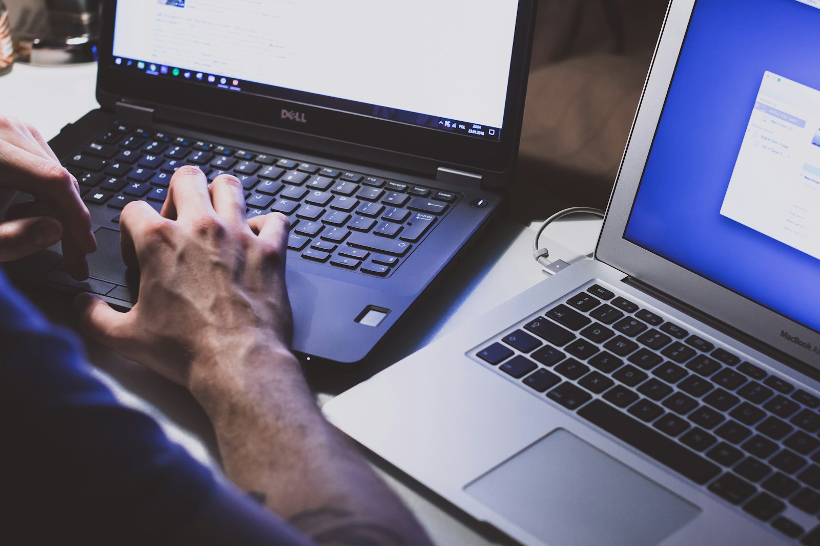 person using black laptop computer — Azure İzleyici ile Altyapı ve Uygulama İzleme Kılavuzu.
