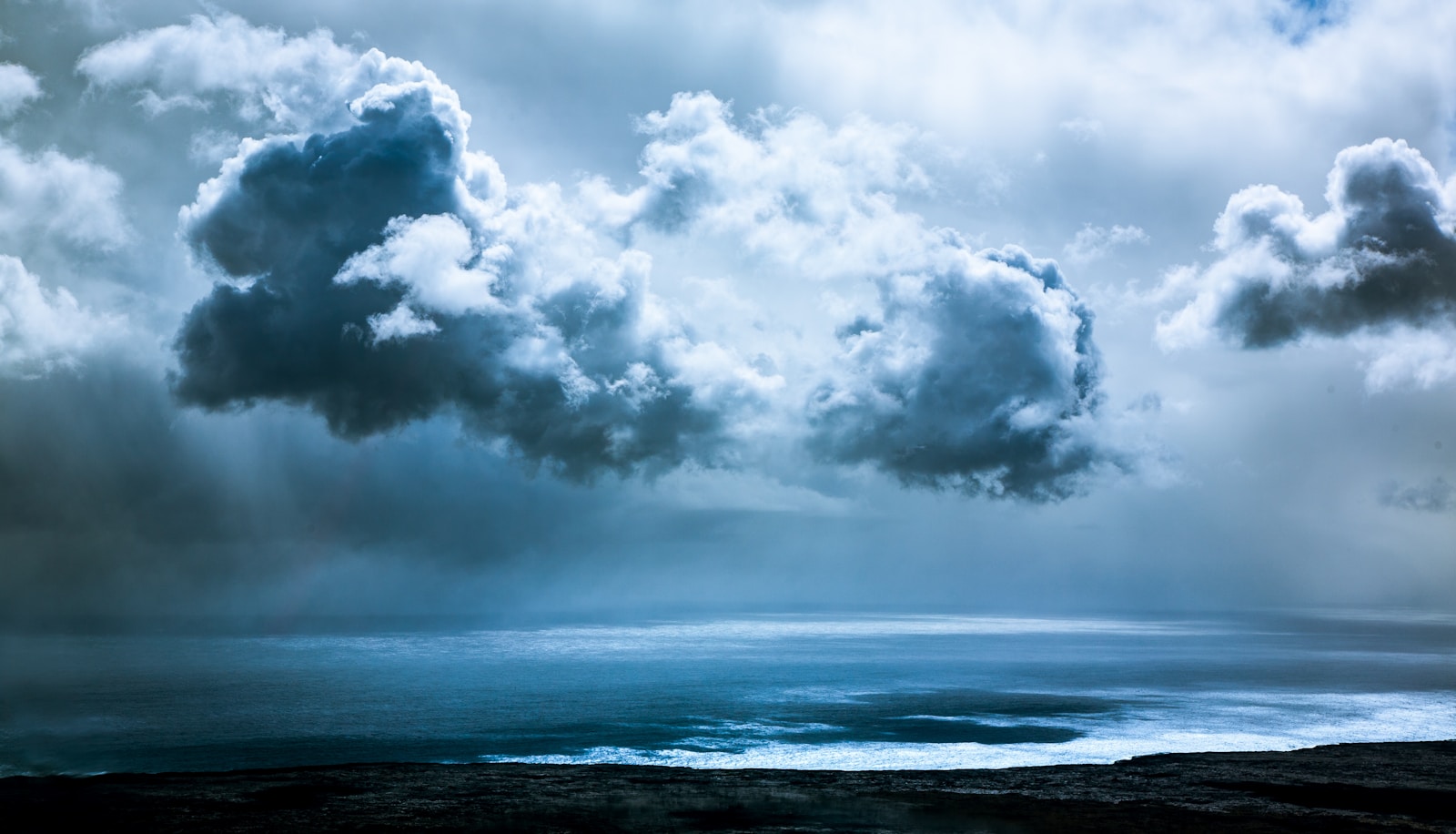 white clouds — Çoklu Bulut Stratejisi: AWS, Azure ve GCP'yi birlikte kullanma